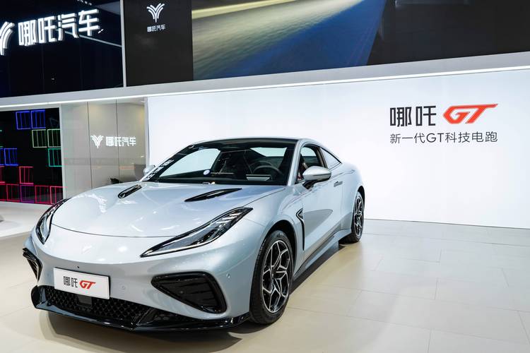 重庆286哪吒汽车在智能汽车领域的表现，领途汽车在新能源汽车市场中的影响力